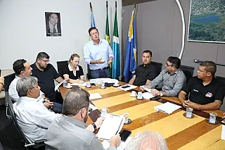 Secretário da Casa Civil ouve pedidos de vereadores em Dourados