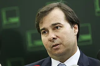 Proibição de aborto em caso de estupro 'não vai passar na Câmara', diz Maia