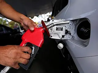 Gasolina tem ligeira queda nas bombas