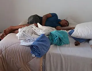 Ladrão escala prédio, comete furtos em apartamentos e é flagrado dormindo no 9º andar