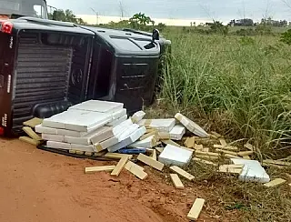 Caminhonete tomba com mais de 1600 quilos de maconha