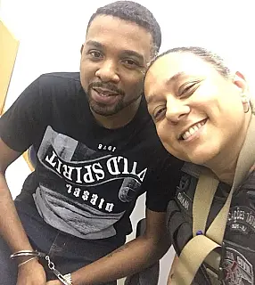 Policiais fazem selfies sorrindo com Rogério 157 após prisão e imagens viralizam na internet