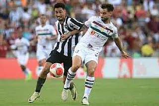 Fluminense e Botafogo fazem clássico de opostos no Brasileirão