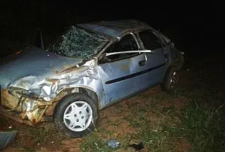 Na volta de casamento, carro capota, um morre e quatro ficam feridos