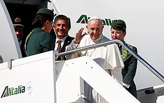 Para evitar furacão Irma avião que leva papa à Colômbia muda rota