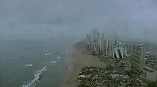 Helicóptero a serviço da Globo, 'Globocop' cai em praia da Zona Sul do Recife