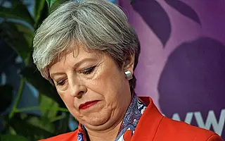 Theresa May descarta renunciar apesar do revés do Partido Conservador