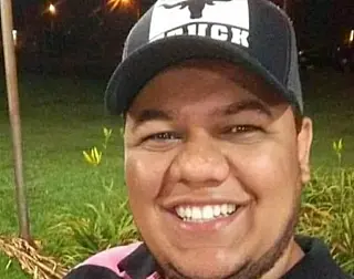 Amigos de motoentregador que morreu atropelado pedem justiça em carreata