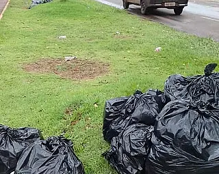Sacos pretos de lixo na rua, a nova decoração de natal no centro de Dourados?