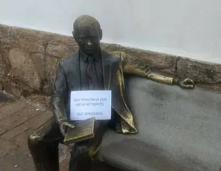 Estátua de Tancredo amanhece com cartaz: vergonha dos netos