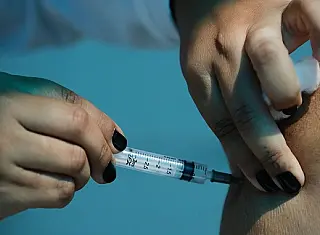 Pfizer estima três doses para conter Ômicron