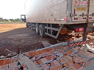 Caminhão com motorista embriagado derruba 20 metros muro ao manobrar o veículo