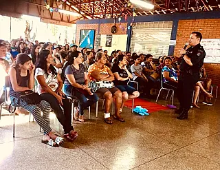 Palestra conscientiza pais de alunos sobre como prevenir filhos das drogas
