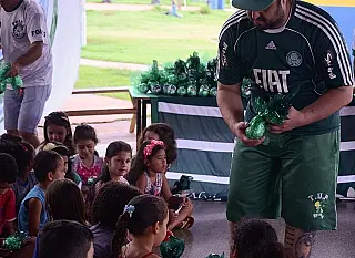 Palmeirenses distribuem ovos de chocolate a crianças na periferia