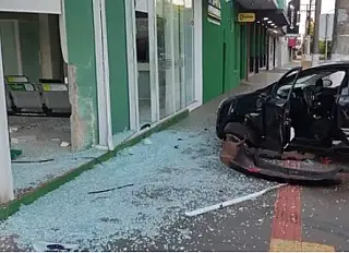 Motorista tenta desviar e 'atropela' prédio da Pax