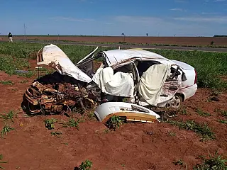 Mãe e filho morrem em acidente após carro bater de frente com caminhão