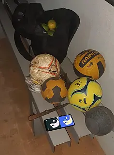 Jovens são flagrados furtando laranjas de cantina, celular e bolas de futebol em escola