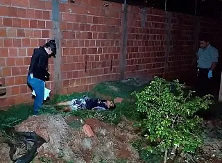 Polícia investiga morte de jovem de 18 anos com 14 facadas na madrugada