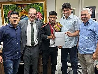 Deputado reúne prefeito e liderança em doação de caminhonete