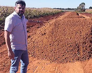 Mauricio Lemes acompanha serviços em estradas do distrito de Itahum
