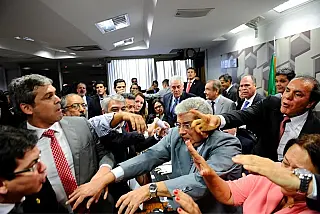 Reforma trabalhista deve ser votada nesta terça, oposição quer obstruir