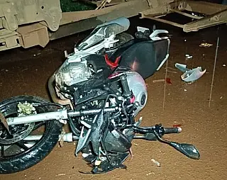 Motociclista morre ao bater em carreta em Dourados