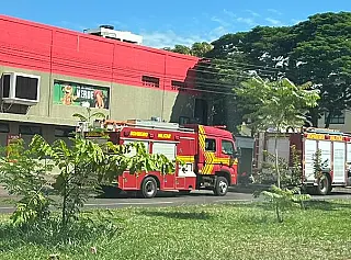 Bombeiros atendem incêndio em padaria de mercado