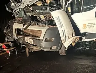 Quatro morrem em choque de ambulância com caminhão