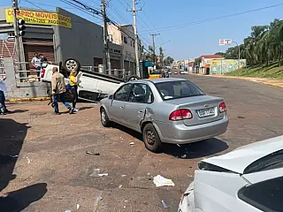 Vereadora de Iguatemi e marido ficam de ponta cabeça em capotagem