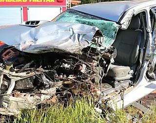 Caminhonete se choca com caminhão e deixa três feridos na rodovia de Ivinhema