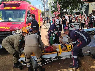 VÍDEO Mulher fere outra a golpe de faca em mini-cracolândia do centro da cidade