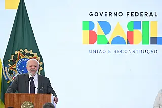 Lula promete 85 vagas do Mais Médicos e reajuste de 35% para merenda escolar em MS