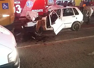 Carro com oito pessoas 'atropela' ônibus; um morre