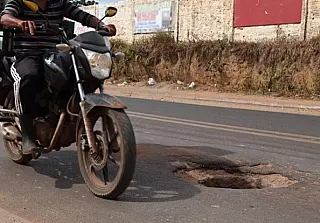 Sumiço de tampas de bueiros mobiliza Polícia Militar em Dourados