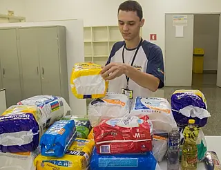 Trote solidário da Unigran coleta donativos para entidades sociais