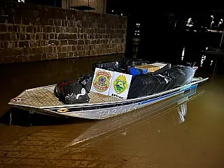 Traficantes tentam levar mercadorias de barco