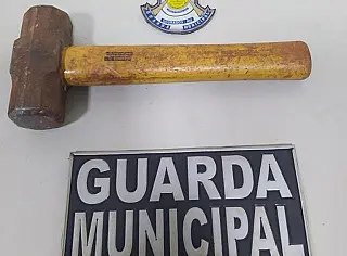 Homem é preso pela Guarda Municipal após agredir mulher a golpes de marreta em Dourados