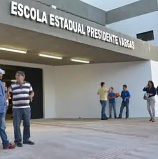 Professor fica ferido em explosão ao fazer experimentos em laboratório