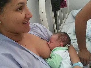 Após superar estresse pós-parto mulher doa leite suficiente para alimentar 400 bebês
