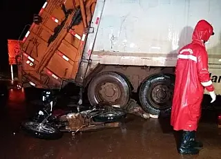Motociclista morre atropelado por caminhão de coleta de lixo em Dourados