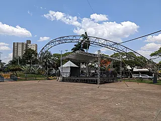 Montagem da estrutura segue na Praça Antônio João
