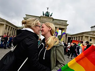 Na Alemanha parlamento aprova casamento gay, Merkel votou contra