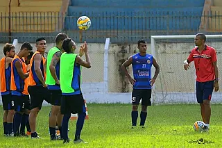 Sete com problemas na defesa encara o Águia no domingo no Douradão