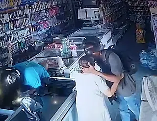Assaltante beija idosa e recusa o dinheiro dela, durante furto em comércio