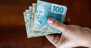 Governo prevê salário mínimo de R$ 1.502 para 2025