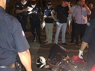Criança de 8 anos morre ao cair de moto conduzida pelo pai durante colisão com carro