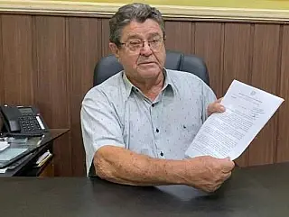 Prefeito que reduziu salários agora quer receber tudo de uma vez