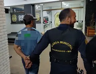 Homem é flagrado se masturbando no centro