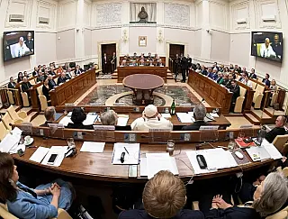 Papa reúne executivos de potências econômicas para conter aquecimento global