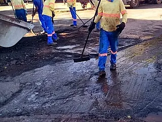 Semsur elimina problema de corrosão em asfalto de bairro de Dourados